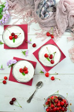 Arka planda muzlu cheesecake parfe, kapatın.