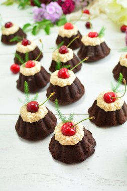Mini çikolatalı vişneli kek.