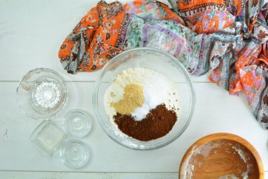  Arka planda ev yapımı hamur hazırlama görünümü