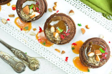 Arka planda küçük muzlu çikolatalı kekler, kapatın.