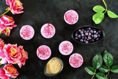 Arka planda böğürtlenli mini peynirli kekler, kapatın.