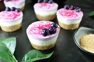 Arka planda böğürtlenli mini peynirli kekler, kapatın.