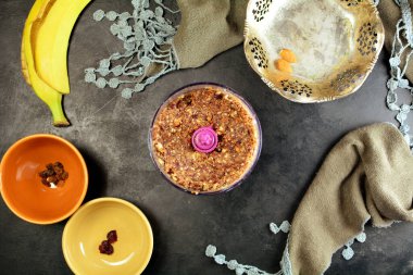 Masa arkasında fındık ve meyve karıştırıcı