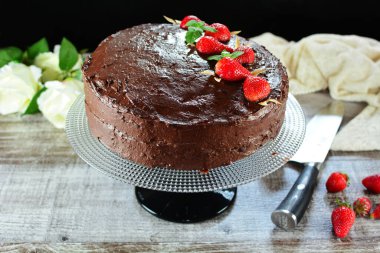 Arka planda Maca çikolatalı çilekli pasta, kapat.