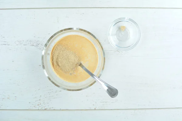 Masa arkaplanındaki badem unu üst görünümü