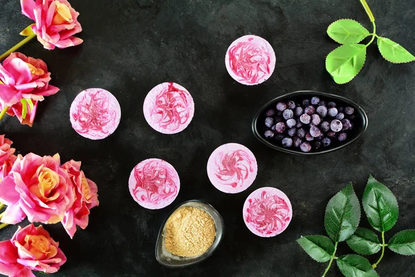 Arka planda böğürtlenli mini peynirli kekler, kapatın.