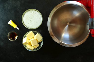 Siyah arkaplanda yemek pişirmek için malzemeler.