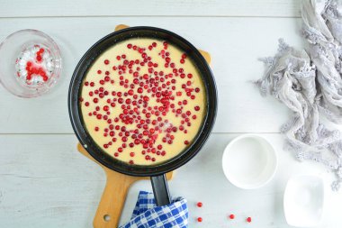 Frenk üzümlü fırında kek.