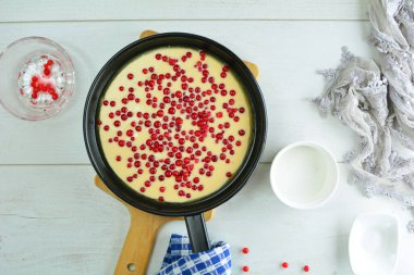 Frenk üzümlü fırında kek.