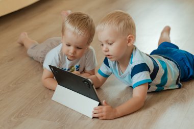 Tablet pc, inddors ile küçük çocuklar