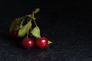 Siyah arka planda olgun kiraz