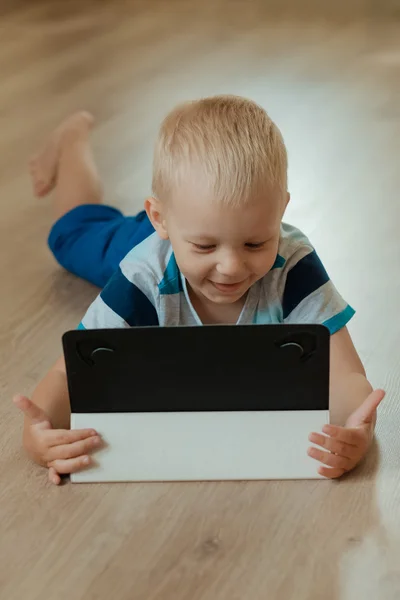 Liten pojke med TabletPC, inddors — Stockfoto