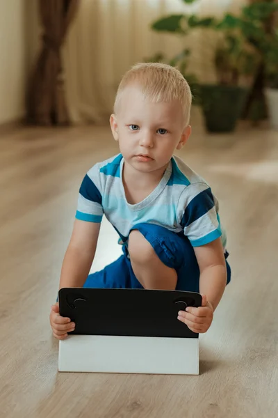 Malý chlapec s tablet pc, inddors — Stock fotografie