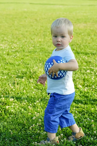 Портрет маленького симпатичного мальчика, держащего мяч — стоковое фото