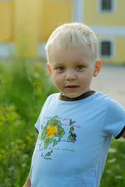 Портрет маленького симпатичного мальчика — стоковое фото
