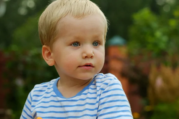 Portrait de petit garçon blond, été en plein air — Photo