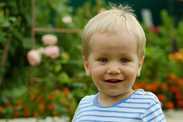 Küçük sarışın çocuk, yaz açık havada portresi — Stok fotoğraf