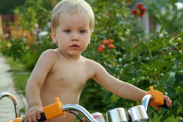 Porträt eines kleinen blonden Jungen, Sommer im Freien — Stockfoto