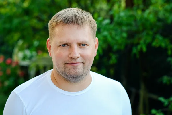 yakışıklı adam açık havada dikey