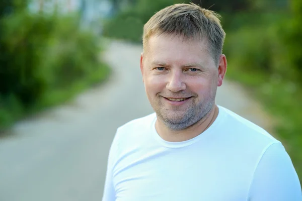 yakışıklı adam açık havada dikey