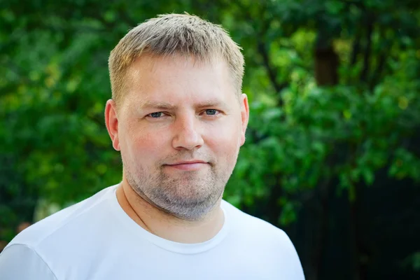 yakışıklı adam açık havada dikey