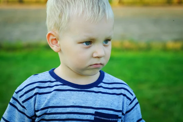 Портрет маленького блондина серьезного мальчика, летний открытый — стоковое фото