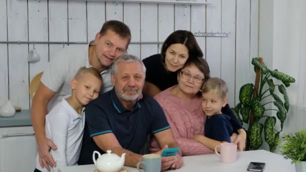 Gelukkig groot gezin woth grootouders en adul kinderen, meerdere generaties in de keuken glimlachen — Stockvideo