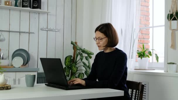 Nő dolgozik laptop és fogadó kellemes hír, látszó boldog és sikeres — Stock videók