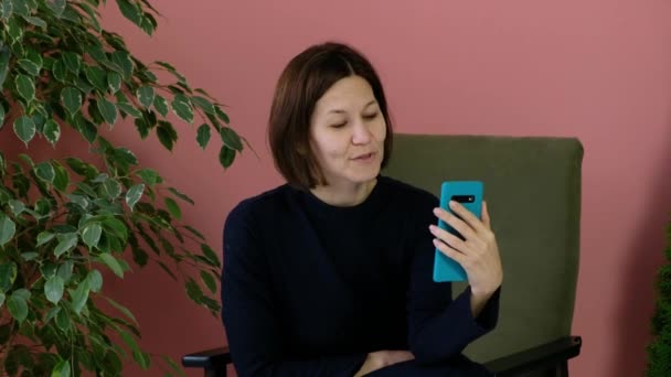 Žena držící smartphone, mluví s webovou kamerou, webinář, stream, selfie, konzultace — Stock video