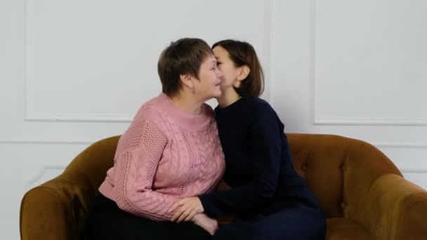 Oudere moeder en haar volwassen dochter, portret van dichtbij. Liefdevolle ouder en kind, gelukkig gezin — Stockvideo