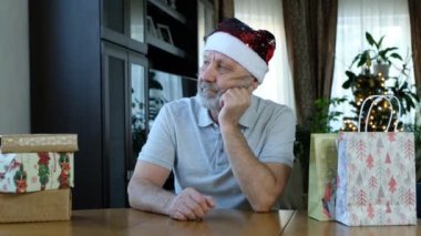 Üzücü ciddiyetler, kırmızı Noel şapkalı son sınıf öğrencisine katlanır.