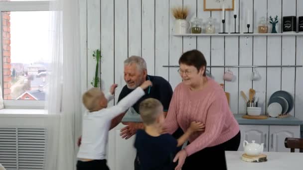 Pertemuan keluarga besar - anak-anak dewasa mengunjungi kakek-nenek senior, tiga generasi bertemu di dalam ruangan — Stok Video