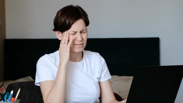 Κουρασμένη εργατική κυρία έχει πονοκέφαλο χρησιμοποιώντας υπολογιστή που εργάζονται από το σπίτι. — Αρχείο Βίντεο