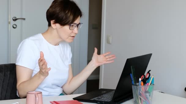 Verwirrte junge kaukasische Frau, die E-Mails auf dem Computer liest, wütend und deprimiert ist, schlechte Nachrichten online zu bekommen, Kündigung erhält, verlorenes Arbeitsplatzkonzept. — Stockvideo