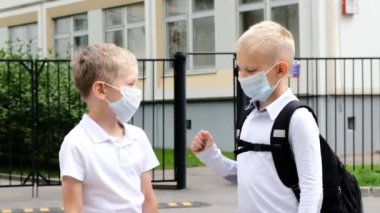 Karantinadan sonra okula dönüyorum. Tatlı çocuklar merhaba der temas etmeden, dirseklerine dokunarak.