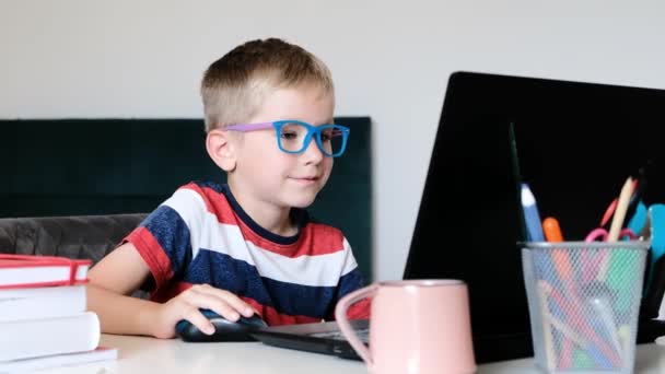 Online μάθηση, εξ αποστάσεως μάθημα, εκπαίδευση στο σπίτι. Γλυκό παιδί κάνει τα μαθήματά του στο σπίτι — Αρχείο Βίντεο