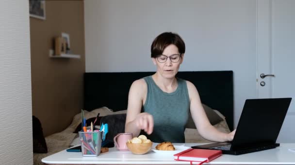 Lack of time concept. Busy woman working at home office with children, stressed, double-quick shot — Stock Video