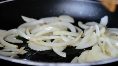 Kızarmış tavada doğranmış soğan. Makarna sosu yapıyorum. Kapat.