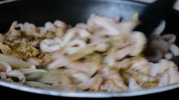 Frying squid rings with spices and onion in frying pan — Vídeo de Stock