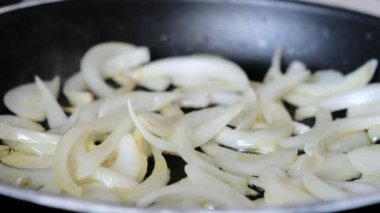 Kızarmış tavada doğranmış soğan. Makarna sosu yapıyorum. Tam Hd
