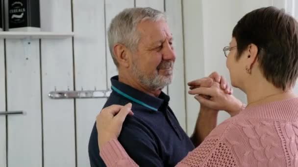 Idős pár, érett férfi és idős nő táncol a konyhában — Stock videók