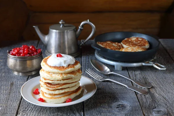 Stapelweise Pfannkuchen Mit Saurer Sahne Vor Silbernen Utensilien Auf Dem — Stockfoto