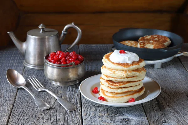 Empilement Crêpes Crème Sure Est Face Des Ustensiles Argent Sur — Photo