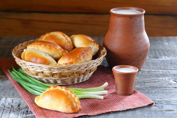 Kil süt kavanozunun yanındaki lezzetli ev yapımı turtalar ahşap arka planda.. 