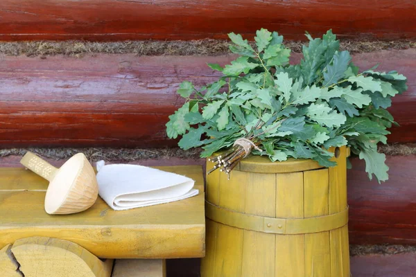 Het Stilleven Met Saunaaccessoires Verse Eiken Bezem Houten Houten Achtergrond — Stockfoto