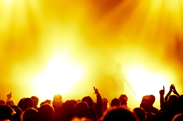 Siluetas de la multitud de conciertos frente a luces de escenario brillantes — Foto de Stock