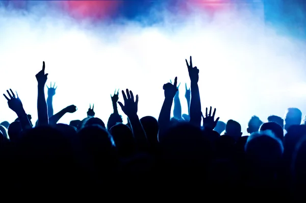 Silhuetas de multidão de concerto na frente de luzes de palco brilhantes — Fotografia de Stock