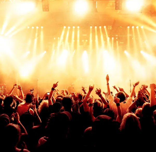 Sziluettek koncert tömeg előtt fényes színpadi fények — Stock Fotó