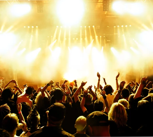 Siluet kerumunan konser di depan lampu panggung terang — Stok Foto