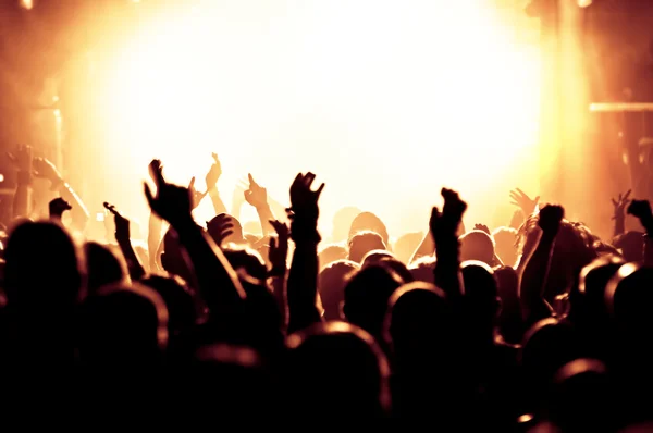 Siluety koncertního davu před jasnými jevištními světly — Stock fotografie